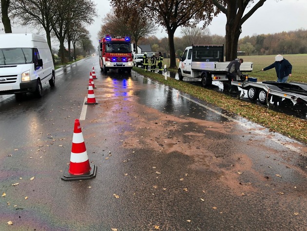 FW-KLE: Auslaufende Betriebsstoffe / Bundesstraße von Spezialfirma gereinigt