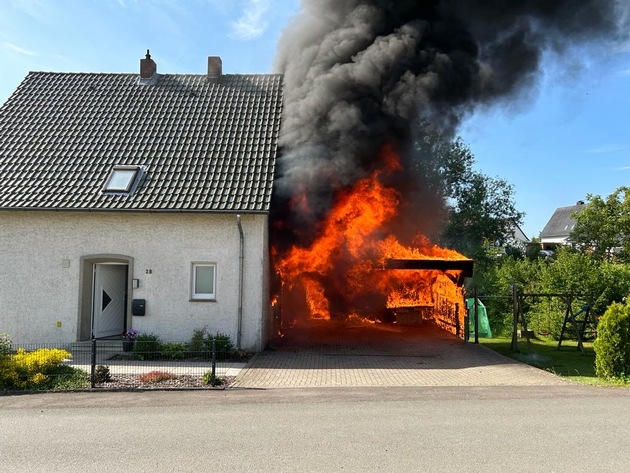 FW Hüllhorst: Carport-Brand in Hüllhorst-Büttendorf