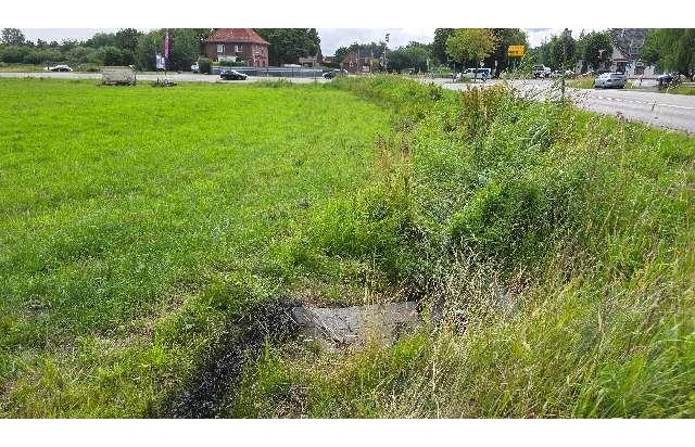 POL-STD: Unbekannter Autofahrer kommt in Bliedersdorf-Postmoor von der Straße ab und verursacht Unfall - Autofahrer flüchtet - Polizei sucht Verursacher und Zeugen, 25 Meter Krankabel entwendet