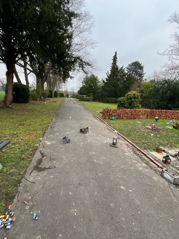 POL-AC: Vandalismus auf dem Friedhof - Unbekannte beschädigen Gräber