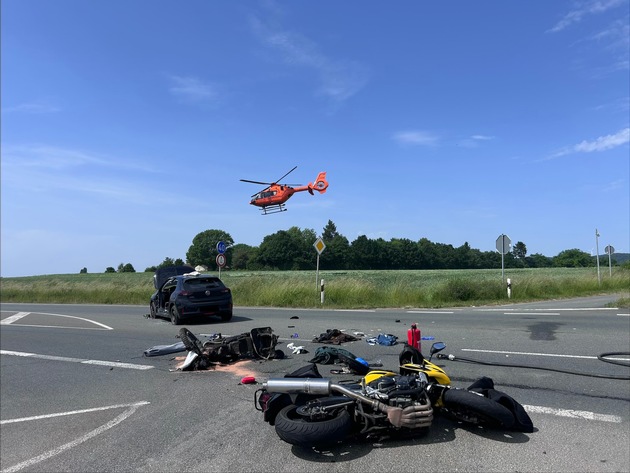 FF Bad Salzuflen: Drei Menschen bei Motorradunfall verletzt / Ostwestfalenstraße in Retzen ist über mehrere Stunden gesperrt