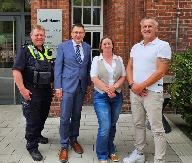 POL-HAM: Polizeipräsident Thomas Kubera wieder auf Bezirksstreife. Sein erster Halt: Uentrop.