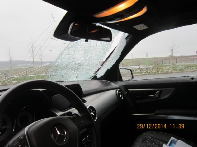 POL-GOE: (768/2014)  Gefährliche Situation auf der Autobahn 7 bei Northeim - Eisplatte fällt von LKW-Plane  und durchschlägt PKW-Scheibe,  Fahrer leicht verletzt, Verkehrssicherheitsberater  informiert