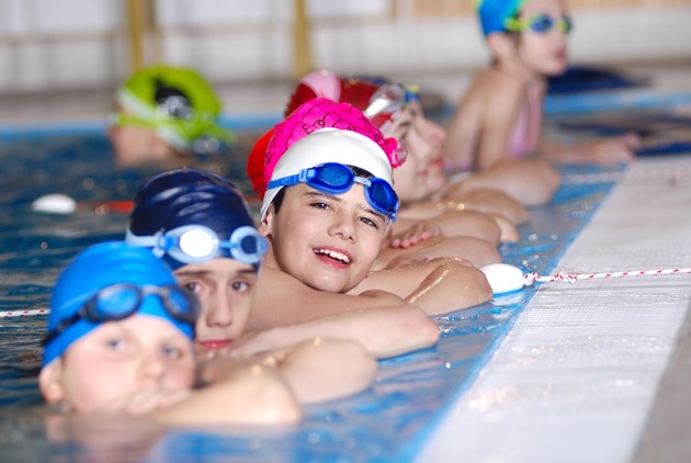 Förderung der Schwimmausbildung von Kindern und Jugendlichen: Schwimmlernprogramm &quot;SwimStars&quot; feiert einjähriges Jubiläum (mit Bild)