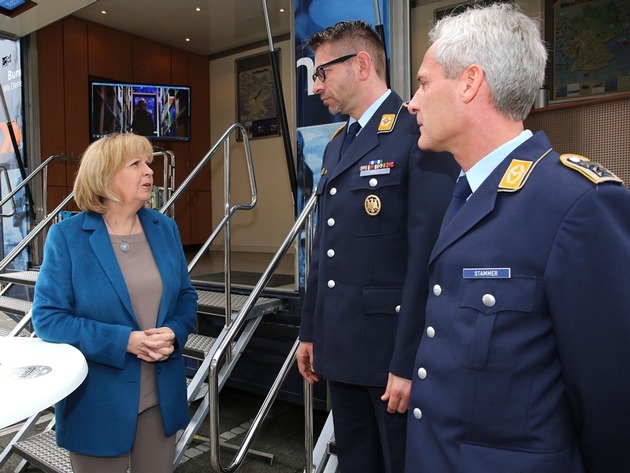 Ministerpräsidentin Hannelore Kraft zu Besuch im Karrierecenter Düsseldorf 
Einblick in das moderne Recruiting des Arbeitgebers Bundeswehr