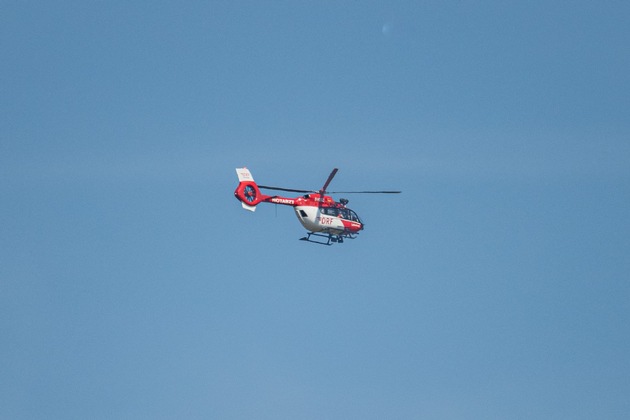 FW-OE: Feuerwehr unterstützt bei der Rettung eines abgestürzten Gleitschirmfliegers