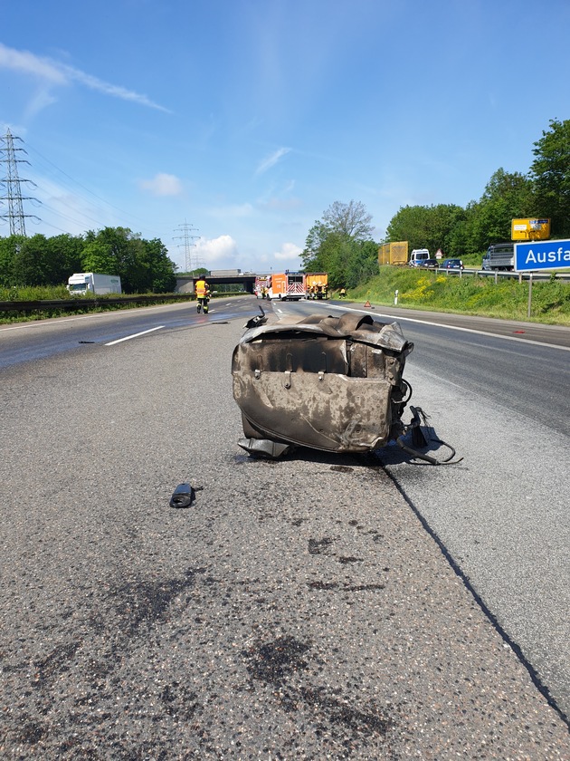 FW-OB: Verkehrsunfall auf der BAB A42 in Höhe des Gasometers Oberhausen Autobahn musste für Stunden gesperrt werden