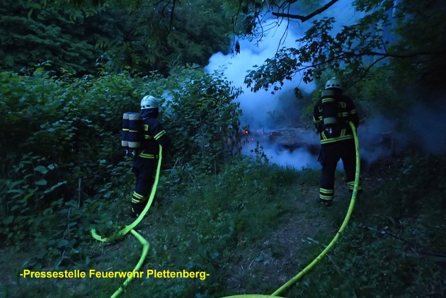 FW-PL: Unterholz brannte im OT-Eiringhausen. Achtlos weggeworfene Grillkohle vermutlich Brandursache.