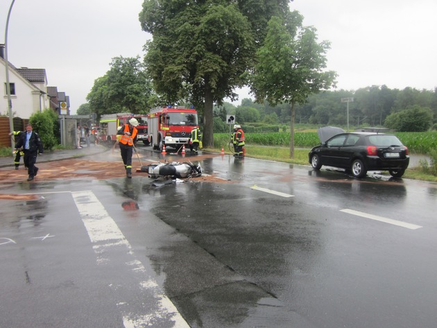 FW-WRN: Verkehrsunfall Capeller Straße zwischen PKW und Motorrad