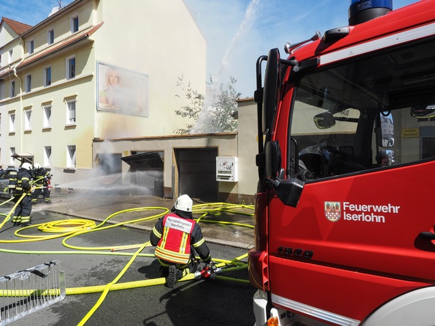 FW-MK: Garagenbrand in voller Ausdehnung