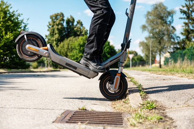 Unfallrisiko E-Scooter / ADAC Studie wertet Unfallursachen und Verletzungsmuster aus / Kinder und Jugendliche immer häufiger betroffen / Helme schützen vor schweren Verletzungen