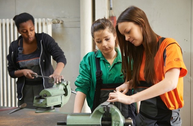 Ford-Werke GmbH: Mädchen und Auto: Ford lädt zum 15. Mal zum Girls' Day (FOTO)