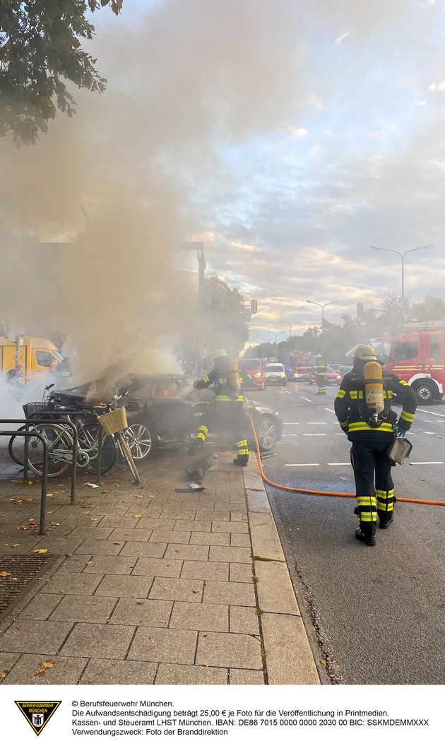 FW-M: Zusammenstoß im Kreuzungsbereich - Pkw fängt Feuer (Sendling-Westpark)