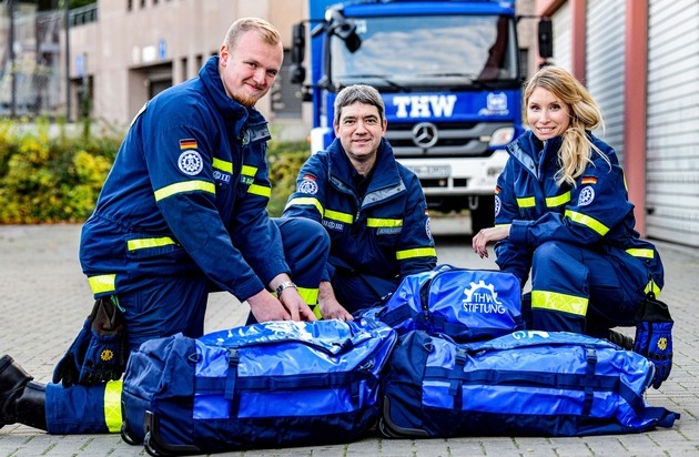 Stiftung Technisches Hilfswerk (THW): 16.000 THW-Helferinnen und -Helfer erhalten von Stiftung THW als Spende wasserdichte Taschen für zukünftige Einsätze