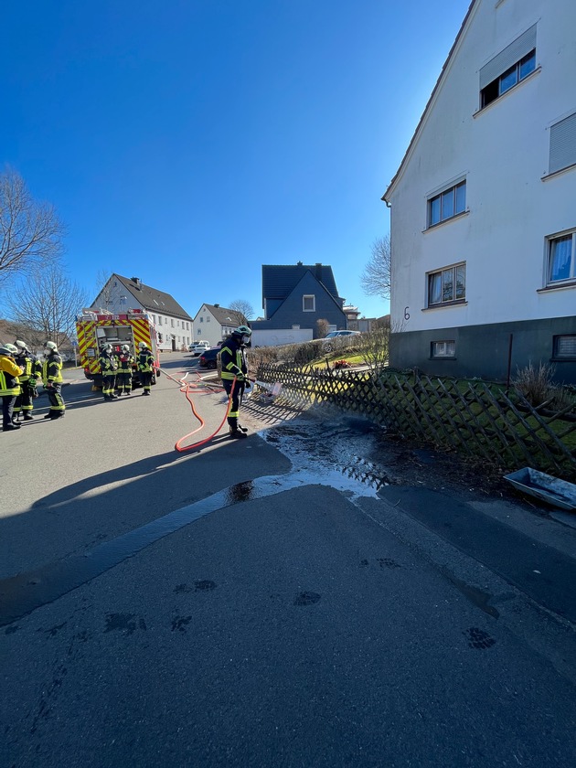 FW-PL: Drehleiter der Vier-Täler-Stadt unterstützt bei Brandeinsatz die Feuerwehr der Ebbegemeinde