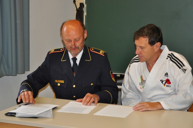 Deutsche Jugendfeuerwehr und  Deutscher Karate Verband begründen Kooperation (BILD)