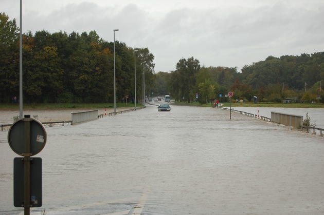 POL-HI: Autofahrer unterschätzen die Gefahr des Hochwassers
