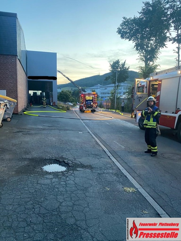 FW-PL: Ortsteil Köbbinghauser Hammer - Maschinenbrand sorgt für Einsatz der Feuerwehr