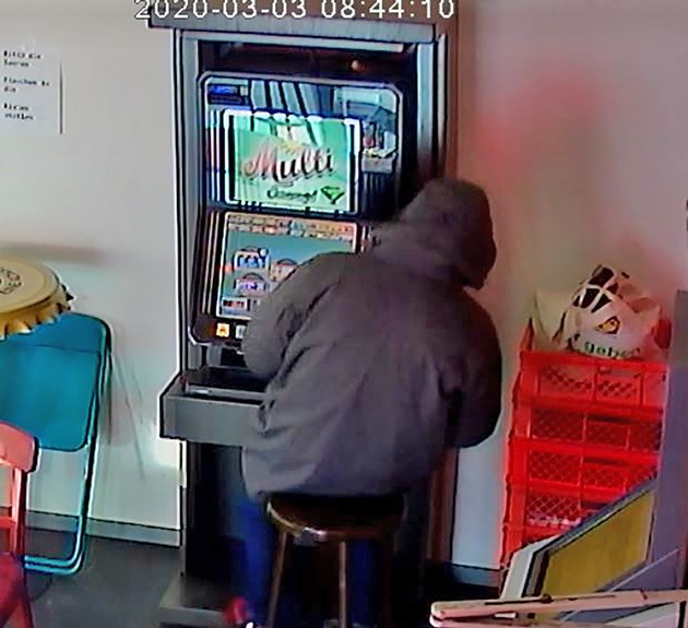 POL-E: Essen: Spielautomaten aufgehebelt und Bargeld entwendet - Fotofahndung nach mutmaßlichem Dieb