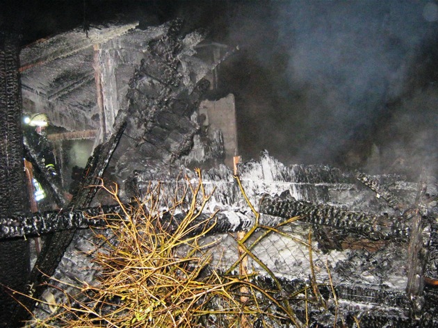 FW-AR: Gartenhütte in Arnsberg durch Brand zerstört