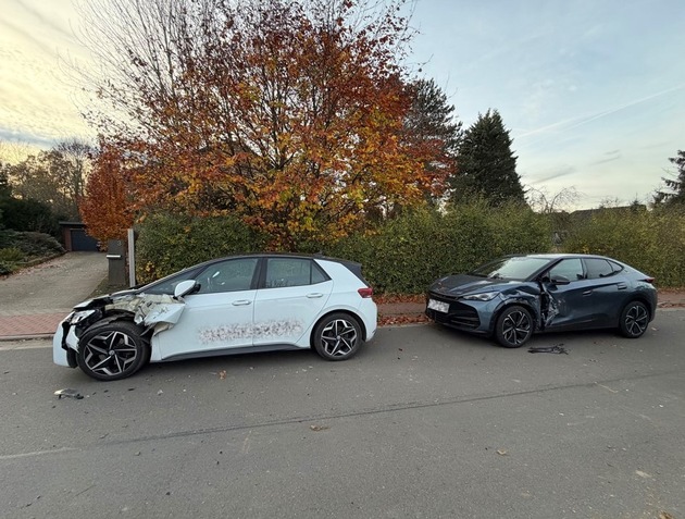 POL-NI: Lauenau - Verkehrsunfall zwischen einem Traktor und zwei PKW mit hohem Sachschaden