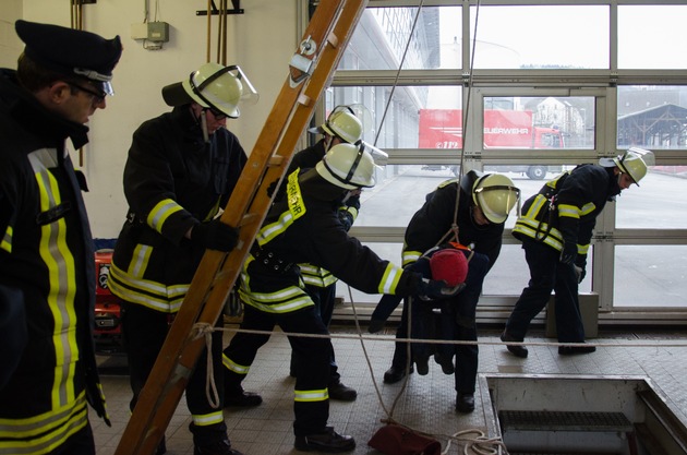 FW Menden: Erfolgreicher Abschluss der Feuerwehr-Grundausbildung