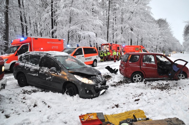 FW-KLE: Verkehrsunfall: 7 Verletzte, darunter 2 Säuglinge