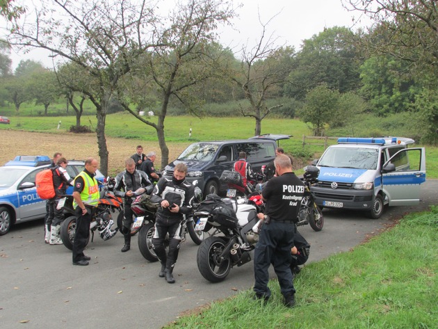 POL-HOL: Gezielt Motorräder &quot;unter die Lupe&quot; genommen: 97 Motorräder mit Fahrern überprüft - Auch &quot;Phonmesser&quot; im Einsatz -