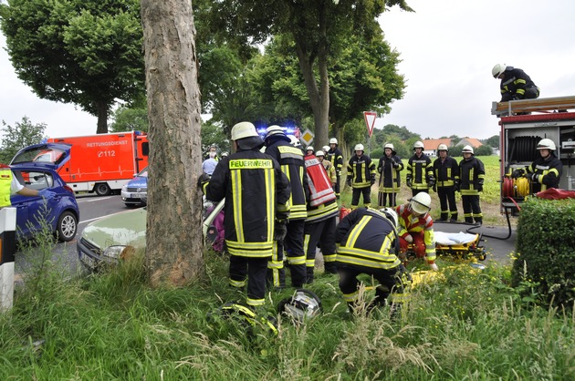 FW-KLE: Verkehrsunfall auf der Triftstraße: Fahrer muss von der Feuerwehr befreit werden.