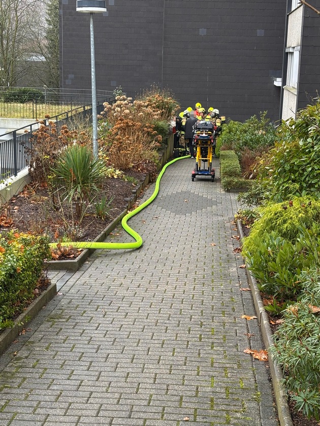 FW-EN: Wohnungsbrand mit Verdacht der Menschenrettung - Feuerwehr im Dauereinsatz - Zwei Brände und mehrere Ölspuren fordern die Einsatzkräfte