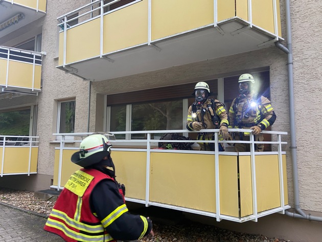 FW-EN: Feuerwehr rettet 65- jährigen aus verrauchter Wohnung