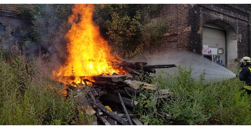 FW-DO: Brand eines 10m² großen Holzstapels an bekanntem Einsatzobjekt