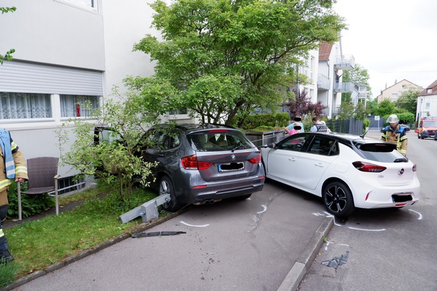 FW Stuttgart: - PKW fährt gegen Hauswand - Eine Person in eine Klinik verbracht
