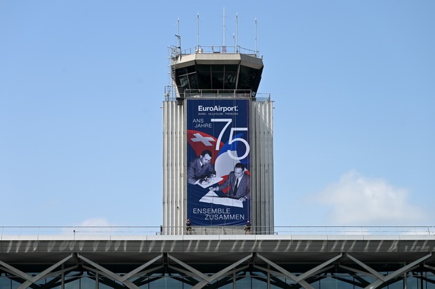 Neues Towerplakat am EuroAirport: 75 Jahre schweizerisch-französischer Staatsvertrag