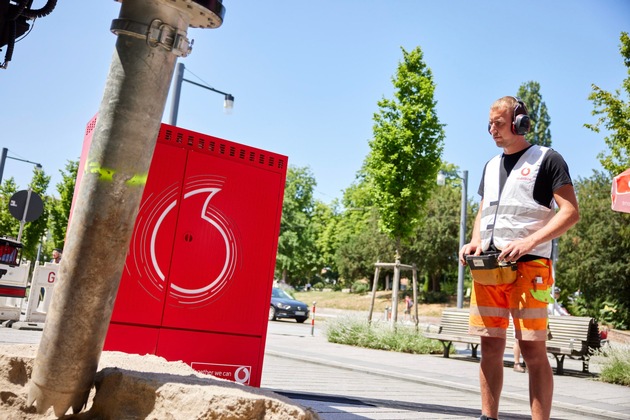 Erster grüner Spatenstich Deutschlands in Freiburg: Vodafone bringt mit nachhaltiger Ausbautechnik noch mehr Glasfaser ins Netz