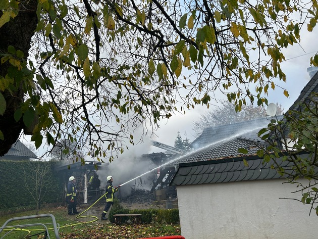 FW-OE: Carportbrand in Lennestadt-Grevenbrück greift auf Wohngebäude über - Gebäude unbewohnbar