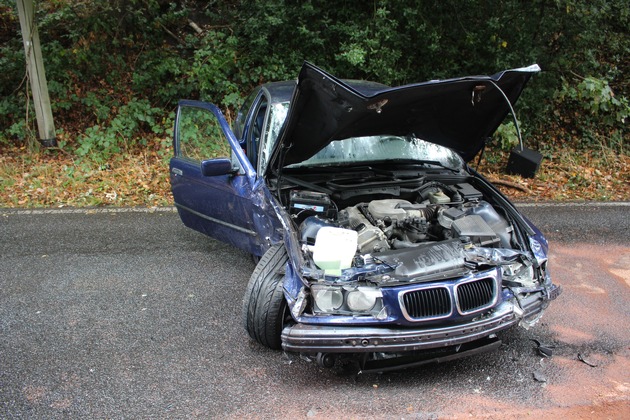 POL-ME: Zu schnell in der Kurve: 20-jähriger Autofahrer verliert Kontrolle über sein Fahrzeug - Velbert - 2009029