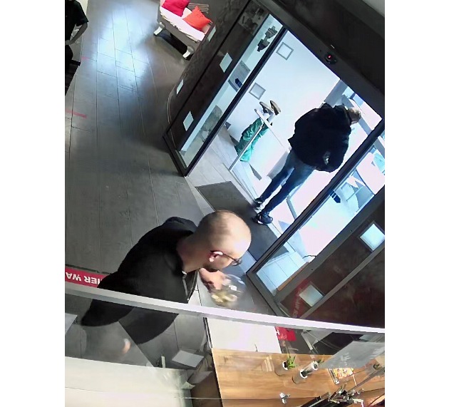 POL-KS: &Ouml;ffentlichkeitsfahndung nach r&auml;uberischem Diebstahl im &Ouml;lm&uuml;hlenweg: T&auml;terhinweise erbeten