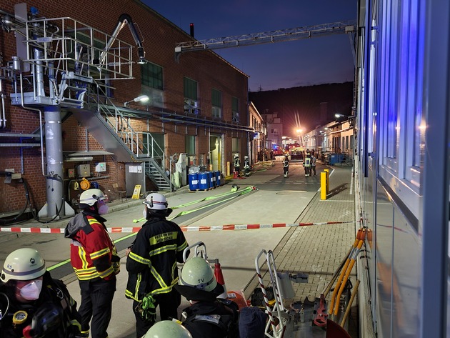 FW-EN: Gefahrstoffaustritt bei Dörken - Feuerwehr mit 70 Einsatzkräften vor im ABC-Einsatz Ort