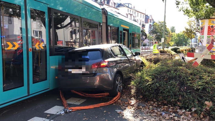 FW-F: Drei Verletzte und 50.000 EUR Sachschaden bei Verkehrsunfall mit einer Straßenbahn auf der Wittelsbacher Allee im Ostend