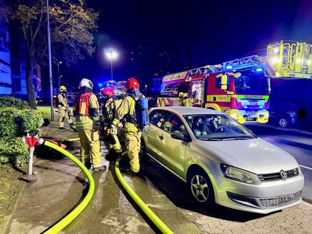 FW Ratingen: Küchenbrand in Mehrfamilienhaus