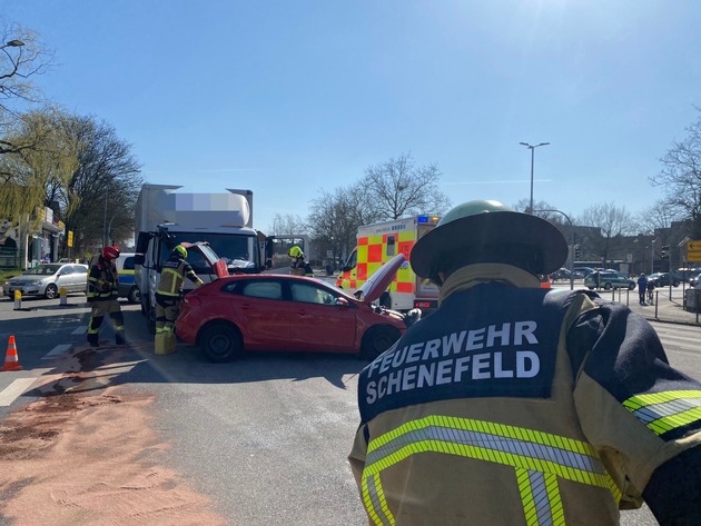 FW-PI: Schenefeld: Verkehrsunfall, vier verletzte Personen