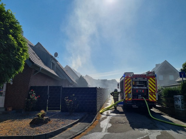 FW Xanten: Starke Rauchentwicklung durch Gebäudebrand - eine Person verletzt