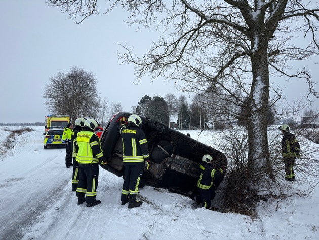 FW-AUR: Nach Unfall eingeschlossenen Fahrer befreit