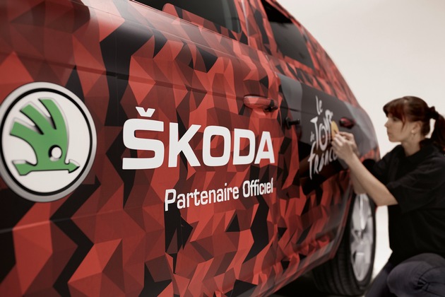 SKODA KODIAQ führt Fahrerfeld der Tour de France über die Ziellinie (FOTO)