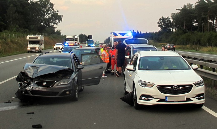 POL-ROW: ++ Kettenreaktion nach Reifenplatzer ++ Zwischenfall beim Festival - Polizei sucht Zeugen ++ Im Berufsverkehr auf der Hansaline - 49-jähriger Autofahrer mit fast 1,3 Promille am Steuer ++