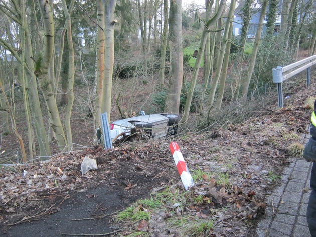 FW-MK: Baumstumpf in Fahrzeug gebohrt, Fahrerin verletzt