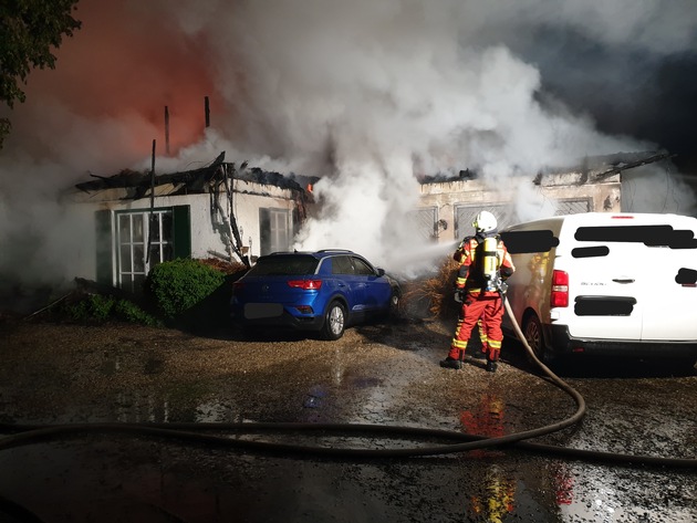 FW-RD: Großbrand in Schülp bei Nortorf (Kreis Rendsburg-Eckernförde) Reetdachgebäude brennt nieder