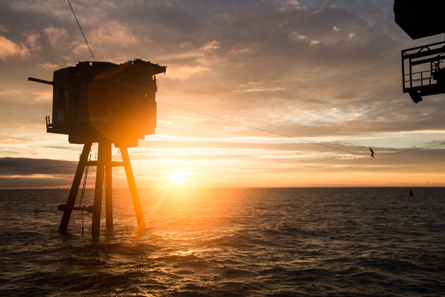 Balanceakt auf offenem Meer: UHD1 by HD+ präsentiert packende Slackline-Reportage auf den Maunsell Forts