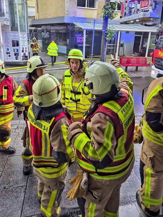 FW Grevenbroich: Feuerwehr rettet zwölf Personen bei Kellerbrand in Grevenbroich